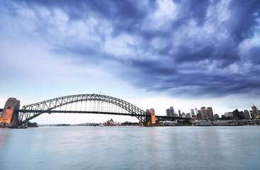 Fototapeta na wymiar View of Sydney Harbor in a cloudy day