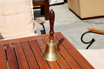 Handglocke aus Messing mit Holzgriff