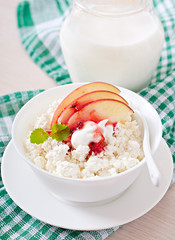 Cottage cheese with apple, berry syrup and sour cream 