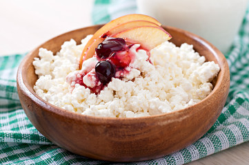 Cottage cheese with apple, berry syrup and sour cream 