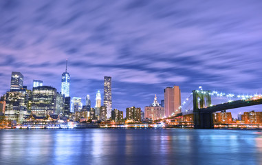 Naklejka na ściany i meble Manhattan skyline and Brooklyn Bridge at night.