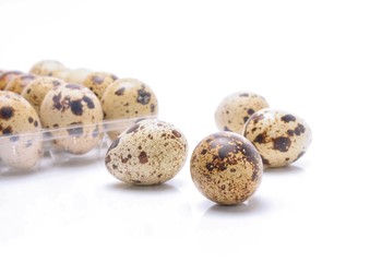 Obraz premium Quail eggs isolated on white background