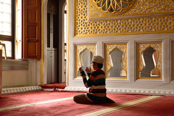children praying in the mosque