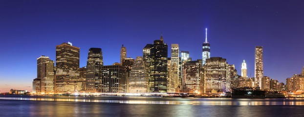 Obraz na płótnie Canvas New York City Manhattan midtown at dusk with skyscrapers illumin