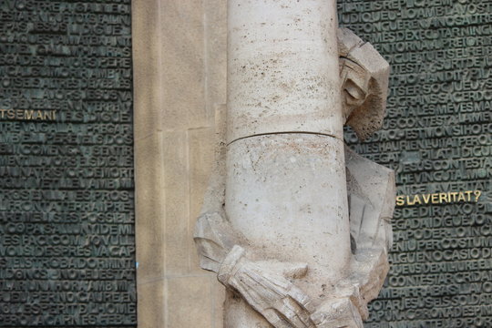 Скульптура у медных ворот Храма Святого Семейства