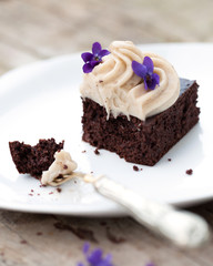 Cocoa brownies with banana ice cream