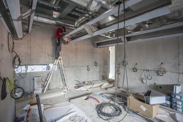 ouvrier du bâtiment sur une échelle