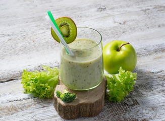 Green smoothie with kiwi, apple, salad and broccoli, healthy dri
