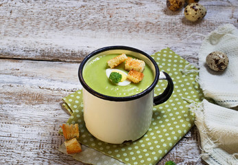  Green broccoli cream soup with croutons