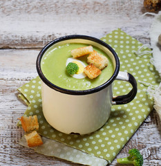  Green broccoli cream soup with croutons