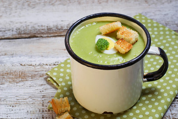  Green broccoli cream soup with croutons