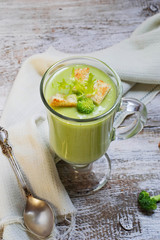  Green broccoli cream soup with croutons