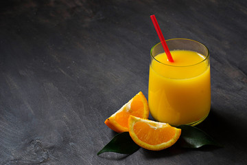 Fresh orange juice and sliced orange