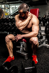 Naklejka premium Awesome bodybuilder in a gym