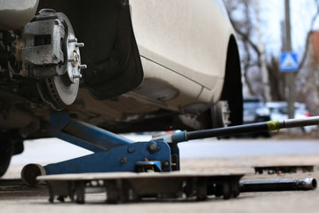 Car with the jack without wheels