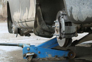 Car with the jack without wheels