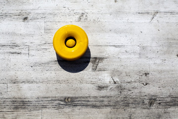 Cenicero amarillo sobre mesa vintage