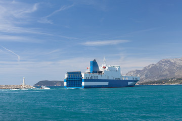 Obraz premium Car carrier leaves the Port