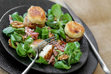 salade de chèvre chaud mache lardons et noix 1