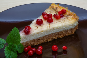 Cheesecake with berries and mint
