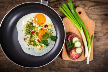 Photo sur Plexiglas Oeufs sur le plat two frying eggs in pan with sausage sandwich
