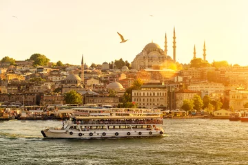 Touristenschiff segelt in Istanbul, Türkei. Sonniges Reise- und Tourismuskonzept. © scaliger