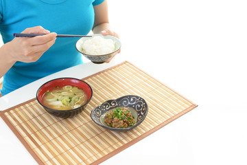 料理を食べる女性