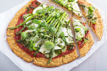 Cauliflower pizza with zucchini and asparagus