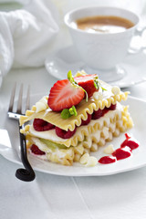 Dessert lasagna with berries and kiwi