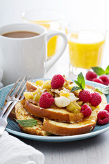 French toasts with apples and mascarpone cheese