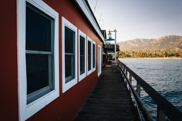 Fototapeta premium Building at Stearn's Wharf and view of mountains in Santa Barbar