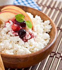 Cottage cheese with apple, berry syrup and sour cream 