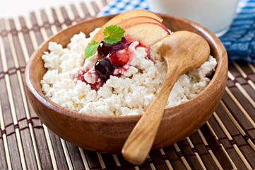 Cottage cheese with apple, berry syrup and sour cream 