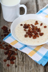 Oatmeal with raisins