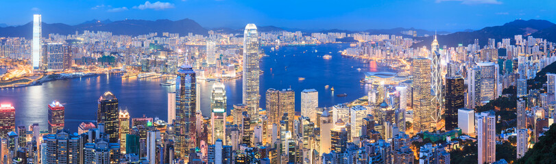 De skyline van Hong Kong bij nacht