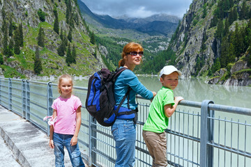 Fototapeta na wymiar Family on dam ( Switzerland)