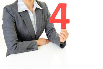 数字を持つ女性