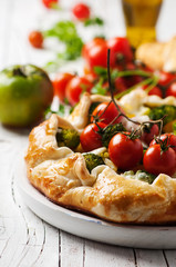 Vegetarian tart with broccoli, tomato, paprica and cheese