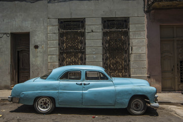 Fototapeta na wymiar HAVANA/CUBA 4TH JULY 2006 - Old American cars in the streets of