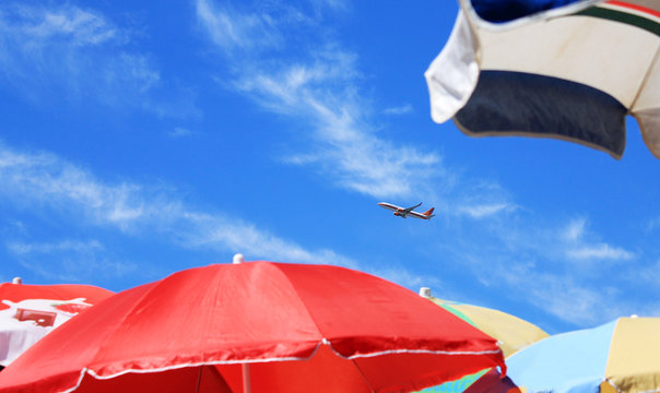 Avión Sobre Sombrillas