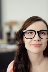 moderne junge frau mit brille