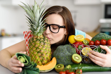 mädchen mag frisches obst und gemüse