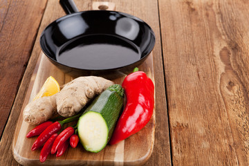 Frisches Gemüse für die Zubereitung eines Pfannengerichtes