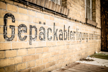 Fototapeta na wymiar Gepäckabfertigung am Bahnhof