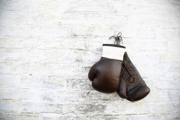 перчатки для бокса висят на стене - obrazy, fototapety, plakaty