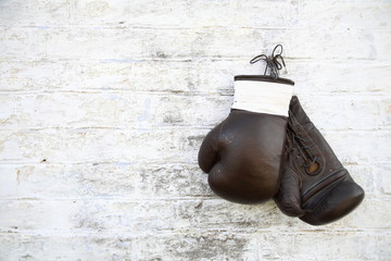 перчатки для бокса висят на стене
