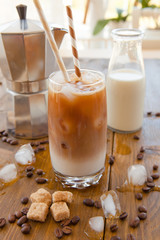 Kaffee mit Milch und Eiswuerfeln