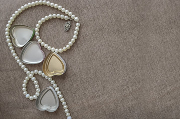 Perle e scatoline vintage in latta