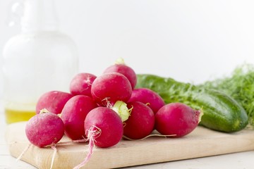 свежий редис и огурец