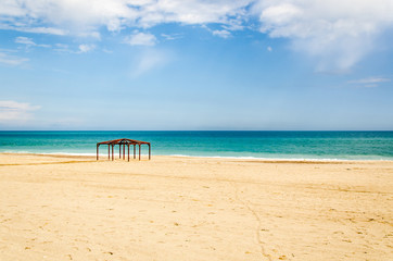 Fototapeta na wymiar Zelt Rahmen am leeren Strand von Mojacar